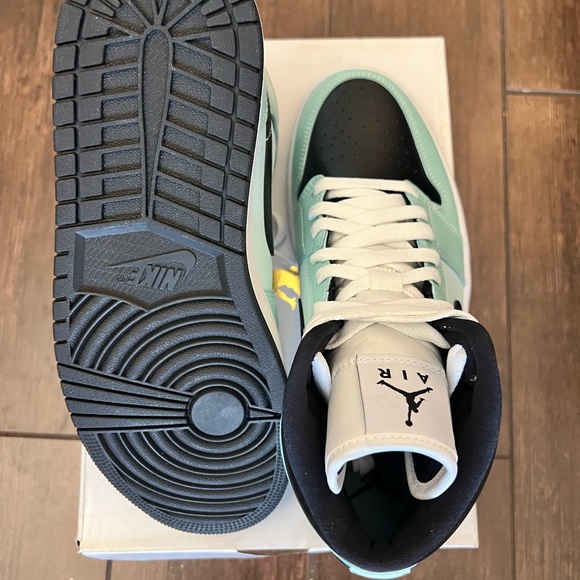 Women’s Air Jordan one mid size 10 men’s size 8 1/2 - Picture 5 of 5